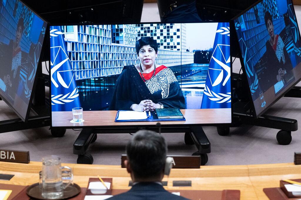 Nazhat Shameem Khan (en pantalla), fiscal adjunta de la Corte Penal Internacional (CPI), informa a la reunión del Consejo de Seguridad de la ONU sobre la situación en Sudán.